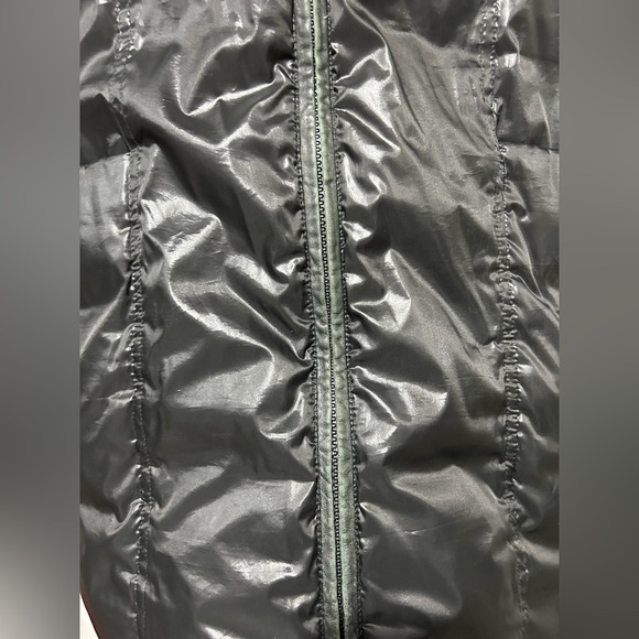 Women's Black Puffer Coat with Faux Fur Trim - Picture 6 of 11